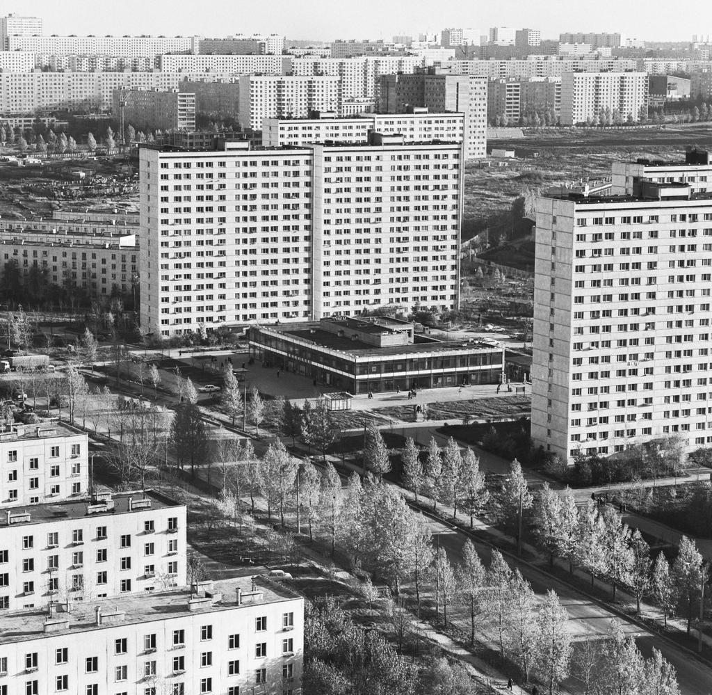 В Москве первые хрущевки появились в экспериментальном районе Новые Черемушки

На фото:&nbsp;улица Обручева в Черемушках,&nbsp;1978 год
