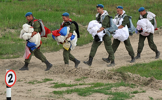 Десантники во время соревнований по полевой выучке среди десантно-штурмовых подразделений ВДВ РФ


