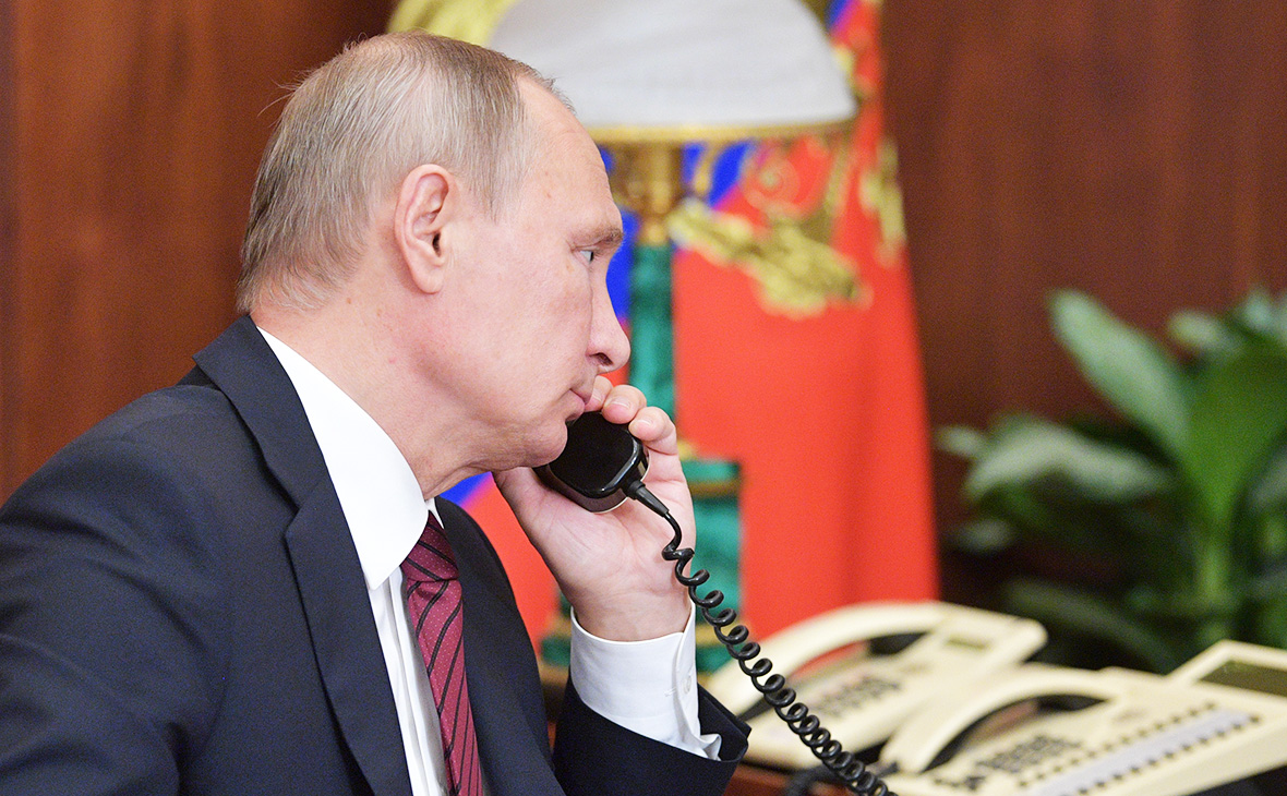 Владимир Путин во время телефонного разговора с Александром Захарченко и Игорем Плотницким