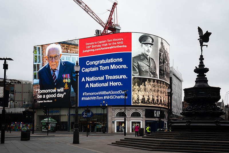 Поздравительный баннер в честь Тома Мура на площади&nbsp;Пикадилли, Лондон