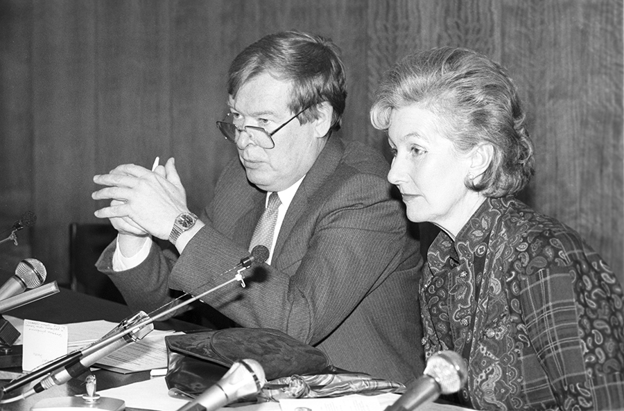 Заместитель генерального секретаря ООН, генеральный директор отделения ООН в Вене Маргарет Джоан Энсти и министр внутренних дел СССР Вадим Бакатин 7 октября 1989 года