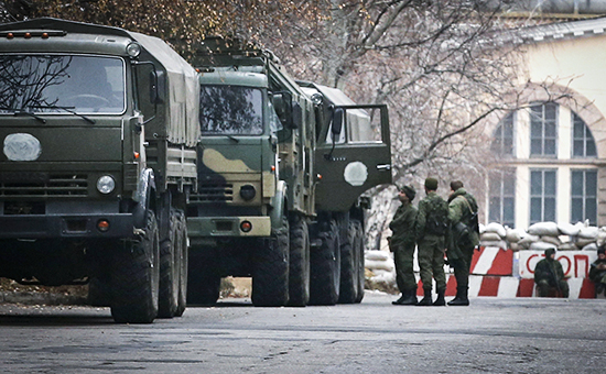Вооруженные люди и военные грузовики на улицах Донецка