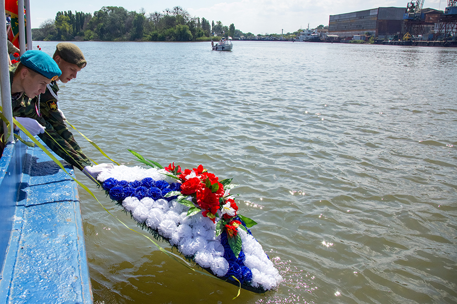 Спуск венков в порту Азова в память о павших моряках.