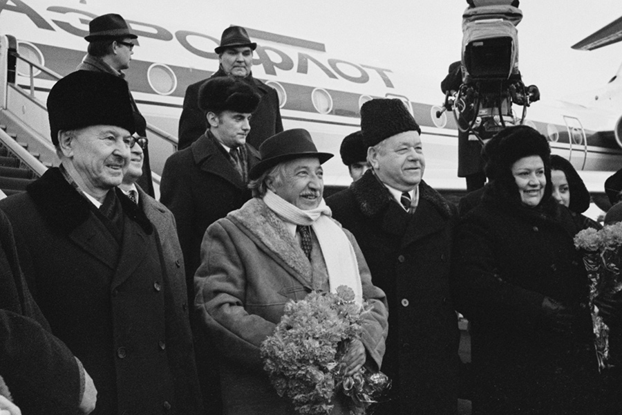 В декабре 1976 года генсек Коммунистической партии Чили Луис Корвалан, арестованный после устроенного Аугусто Пиночетом военного переворота, был обменян на советского политзаключенного Владимира Буковского и получил политическое убежище в СССР. На фото&nbsp;&mdash; церемония встречи Корвалана во Внуково.