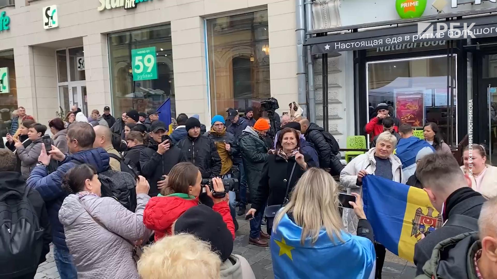 Десятки избирателей у посольства Молдавии в Москве. Видео