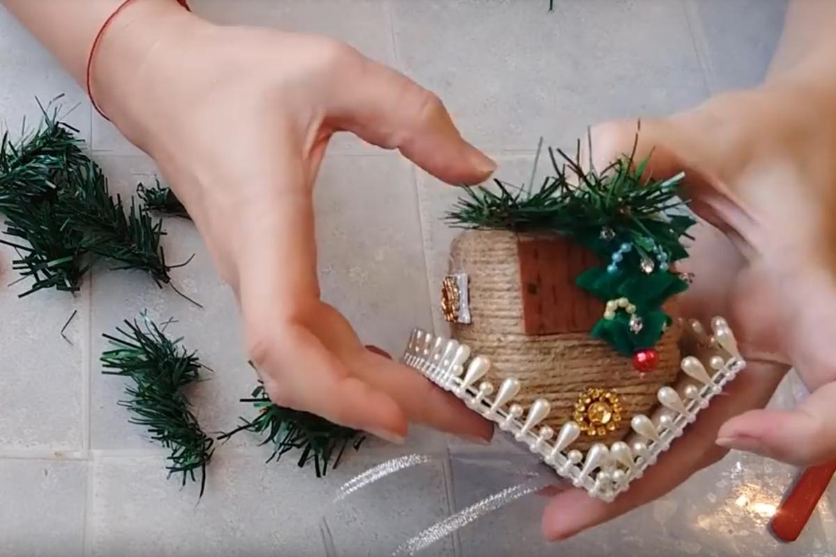 Как сделать новогодний домик из пластиковой бутылки