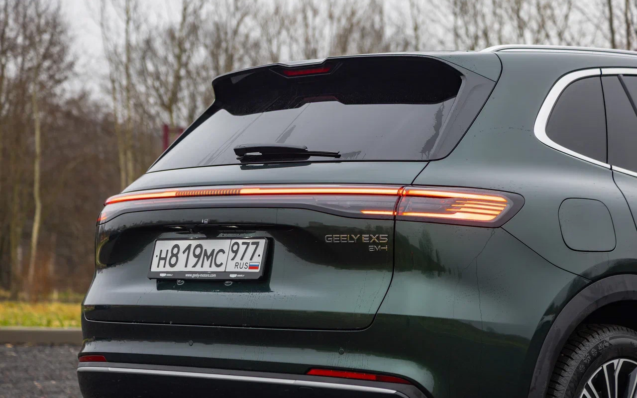 Сзади EX5 EM-i выглядит более гармонично своего электрического собрата. О «дворнике», к счастью, в Geely не забыли