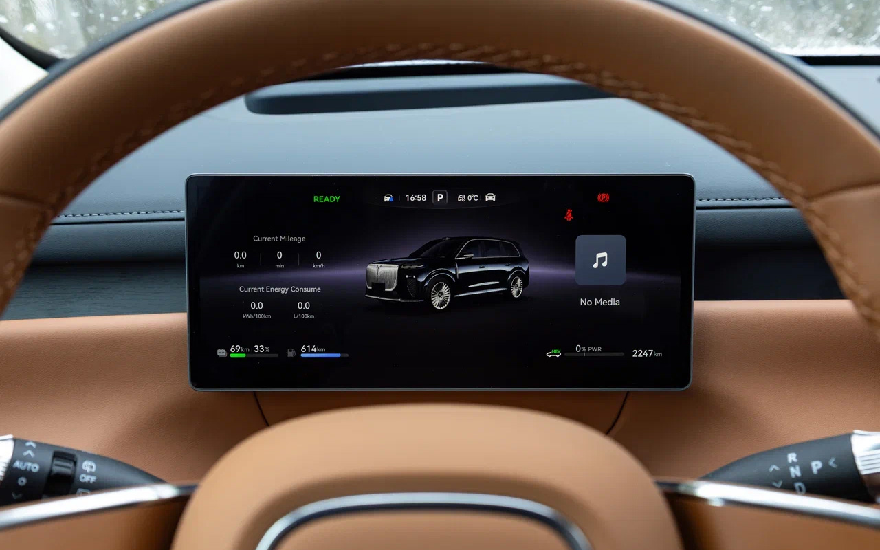 Цифровая приборная панель Voyah Taishan максимально проста, но информативна. Здесь нет ничего лишнего
