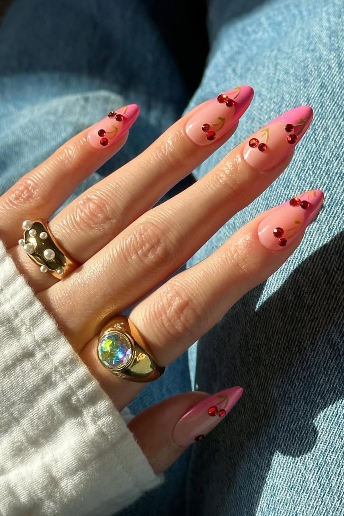 Розовый маникюр с декором подходит любителям экспериментов