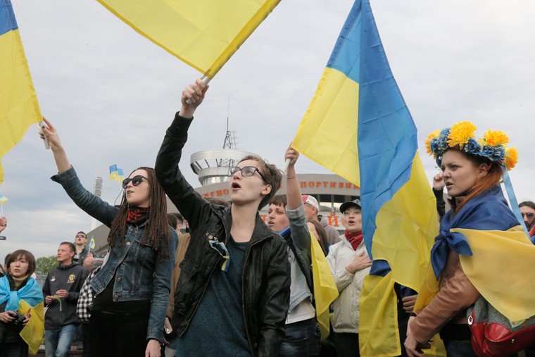В митинге возле РСК "Олимпийский" приняли участие около 1 тыс. человек. Шествие проходило по центральной улице Донецка - Артема.
