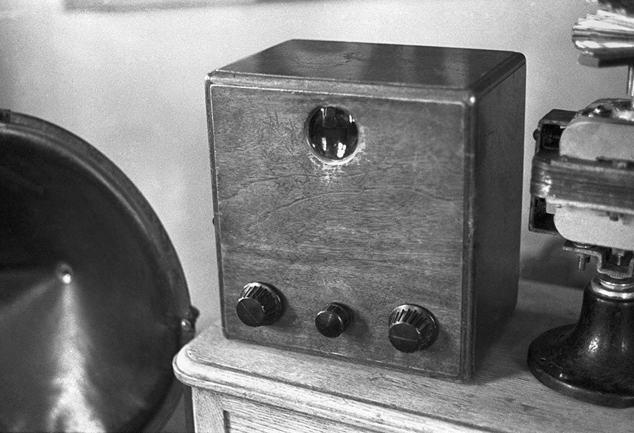 В 1931 году инженер Зворыкин изобрел иконоскоп, передающую электронную трубку, ставшую основой первого телевизора. 29 апреля 1931 года состоялось первое телевещание, в 1932 году телевизор поступил в продажу.

Первый серийный любительский механический телевизор в СССР сделали на заводе &laquo;Коминтерн&raquo; в Ленинграде. Первая партия состояла из 20 экземпляров, а уже в 1933&ndash;1936 годах на заводе имени Козицкого в Ленинграде было произведено более 3 тыс. телевизоров Б-2. Аппарат с экраном размером 3х4 см подключался к радиоприемнику вместо громкоговорителя.

Данные о стоимости Б-2 в первые годы производства сильно разнятся, но общим остается то, что рядовой потребитель позволить себе телевизор не мог.
