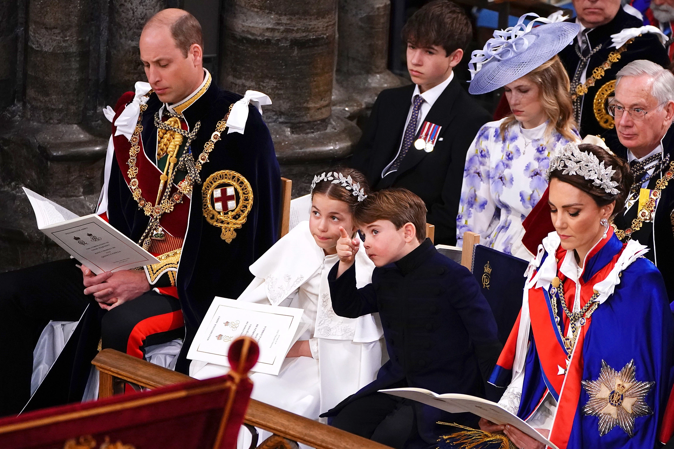 <p>Принц Уильям, принцесса Шарлотта, принц Луи и принцесса Кэтрин (слева направо в первом ряду)</p>