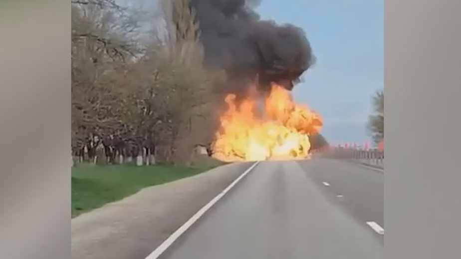 Бензовоз превратился в факел после аварии. Видео