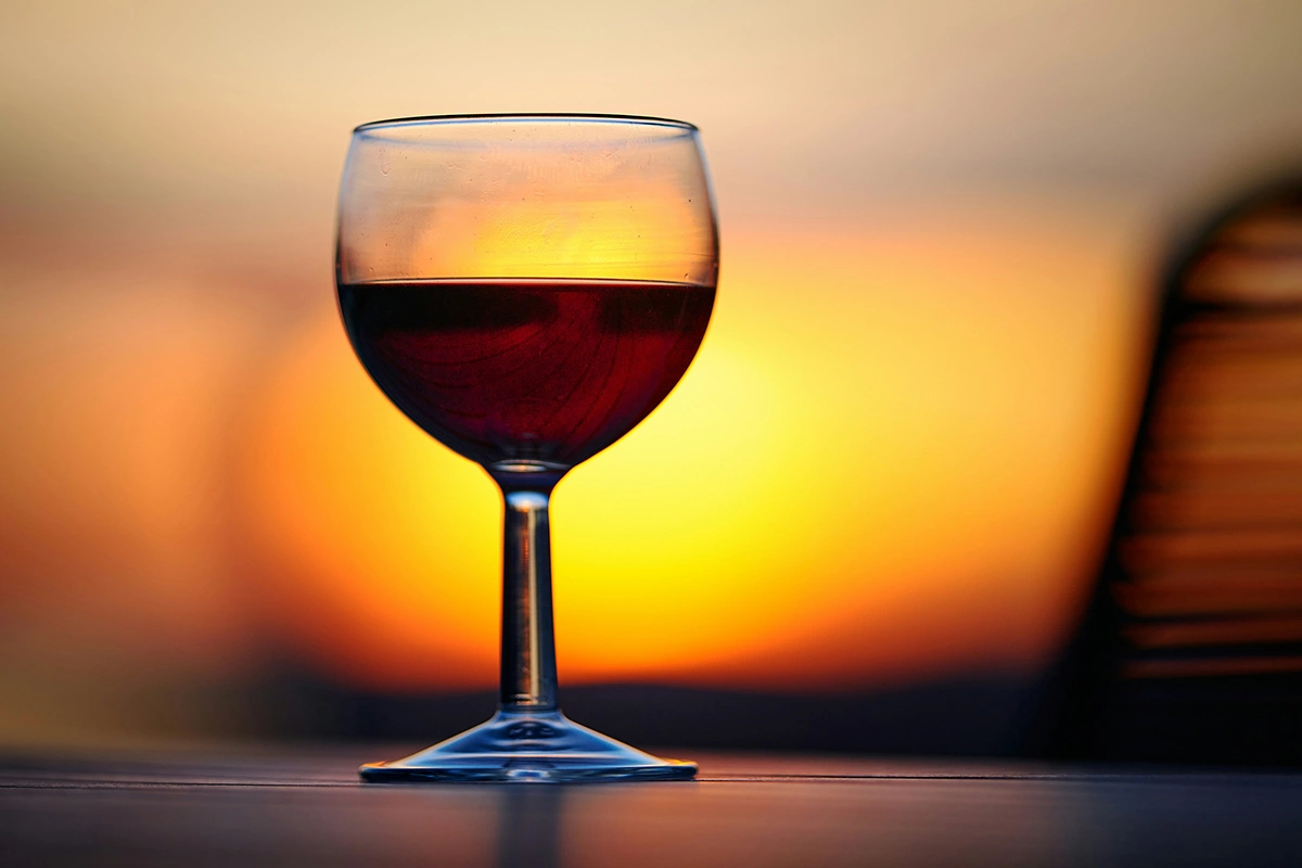 Осень — время ранних сумерек, желтых листьев, теплых пледов на все еще открытых летних верандах и, конечно, время вина. Но осенние вина принципиально отличаются от летних или весенних