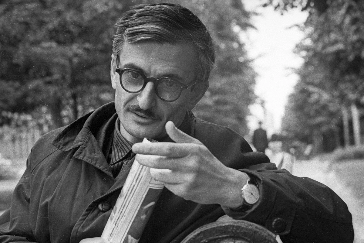 Марлен Хуциев отдыхает во время прогулки в парке, 1965 год