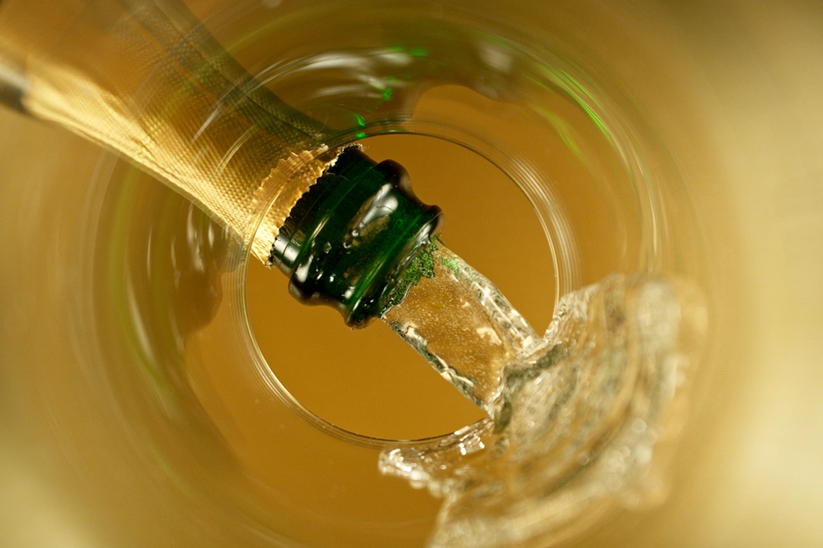 «Детское шампанское» обычно состоит из воды, сока и сахара