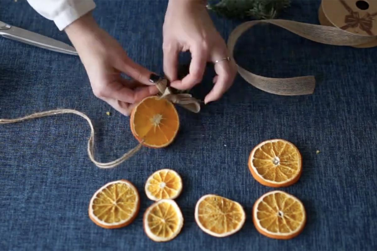 Как сделать новогоднюю гирлянду из апельсинов