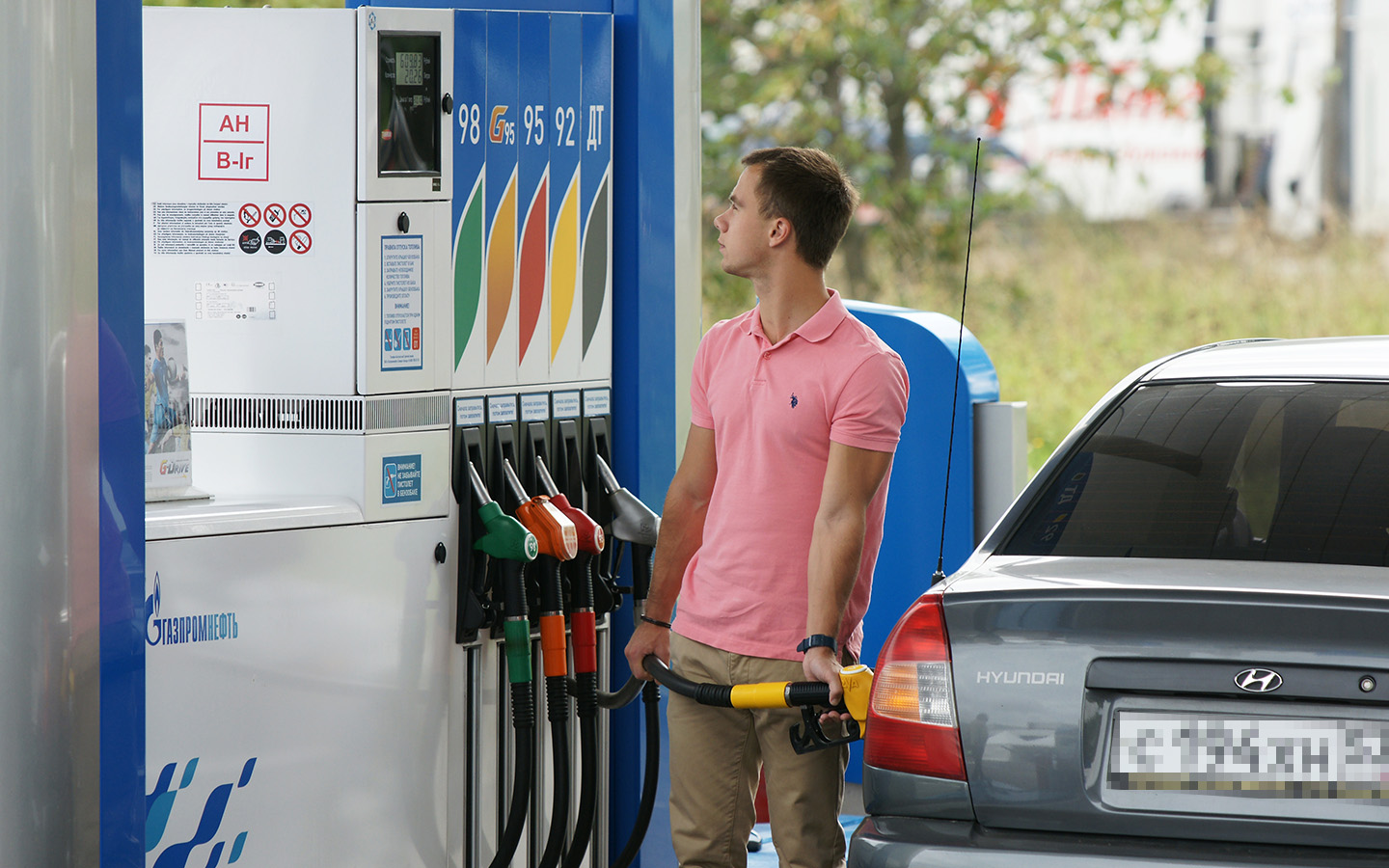 На заправке вместо наличных или банковской карты водитель использует топливную карту &mdash; средства списываются автоматически