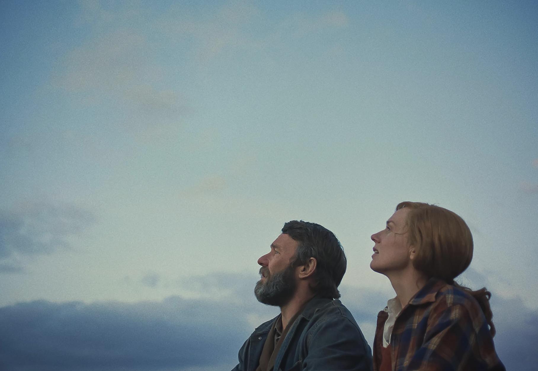 «Сны поездов».Экранизация повести американского писателя Дениса Джонсона, в которой лесоруб Роберт Грейниер (Джоэл Эдгертон) на стройке железной дороги становится свидетелем убийства. Дело происходит в 1917 году, но фильм прослеживает целую жизнь героя, которому приходится делить ее с чувством вины, непременно призывающим к его благополучной семье что-то очень недоброе. Фильм заполучил высокие оценки критиков и зрителей и стал кандидатом на «Оскар» (дважды появился в шортлисте, но финальный список номинантов может либо сократить, либо расширить его присутствие в наградном сезоне)