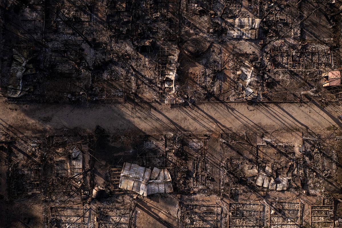 Вид с воздуха на сгоревший кемпинг рядом с водохранилищем Бургильо в Эль-Тьембло, Испания
