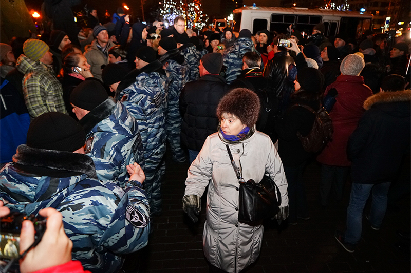 ОМОН и&nbsp;участники протеста против&nbsp;платных парковок на&nbsp;Пушкинской площади в&nbsp;Москве