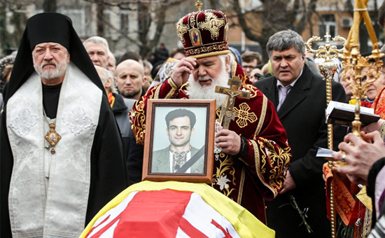 Похороны журналиста Георгия Гонгадзе на территории церкви Николая Набережного в Киеве



