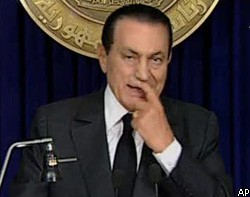 Х.Мубарак с семьей сбежал из охваченного беспорядками Каира