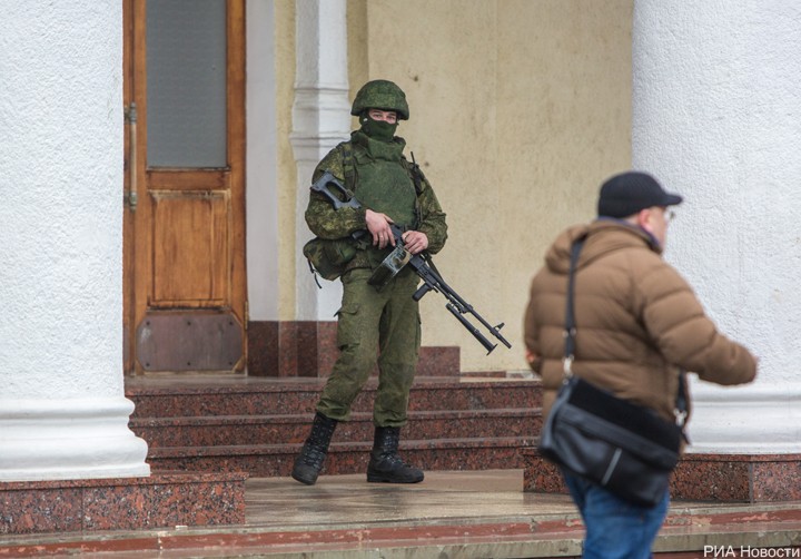Неизвестные военные захватили аэропорт в Симферополе