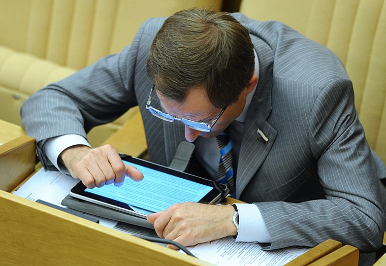Руководитель фракции «Справедливая Россия» Николай Левичев на пленарном заседании Госдумы