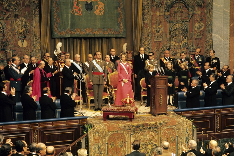 В 1975г. умер Франко, и Хуан Карлос занял престол, начав свое правление с ряда демократических реформ и распустив франкистскую правящую партию — Испанскую Фалангу.