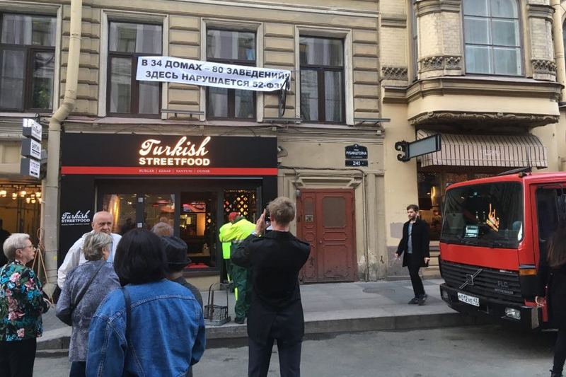Жители улицы Рубинштейна устроили акцию протеста против местных ресторанов