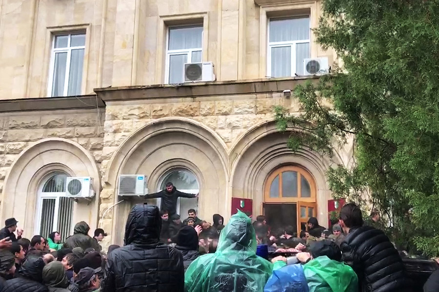 Митинг у администрации президента Абхазии начался днем в четверг. Протестующие требуют признать недействительными результаты второго тура президентских выборов, прошедшего в сентябре