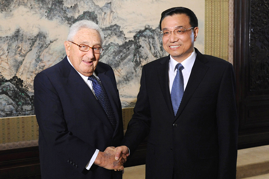 Вице-премьер Ли Кэцян с бывшим госсекретарем США Генри Киссинджером в Пекине, март 2010 года