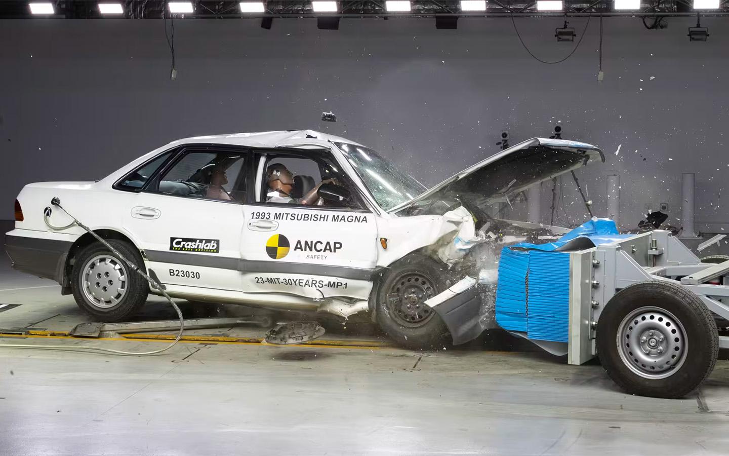 Ассоциация ANCAP провела уникальный краш-тест 30-летней машины. Видео