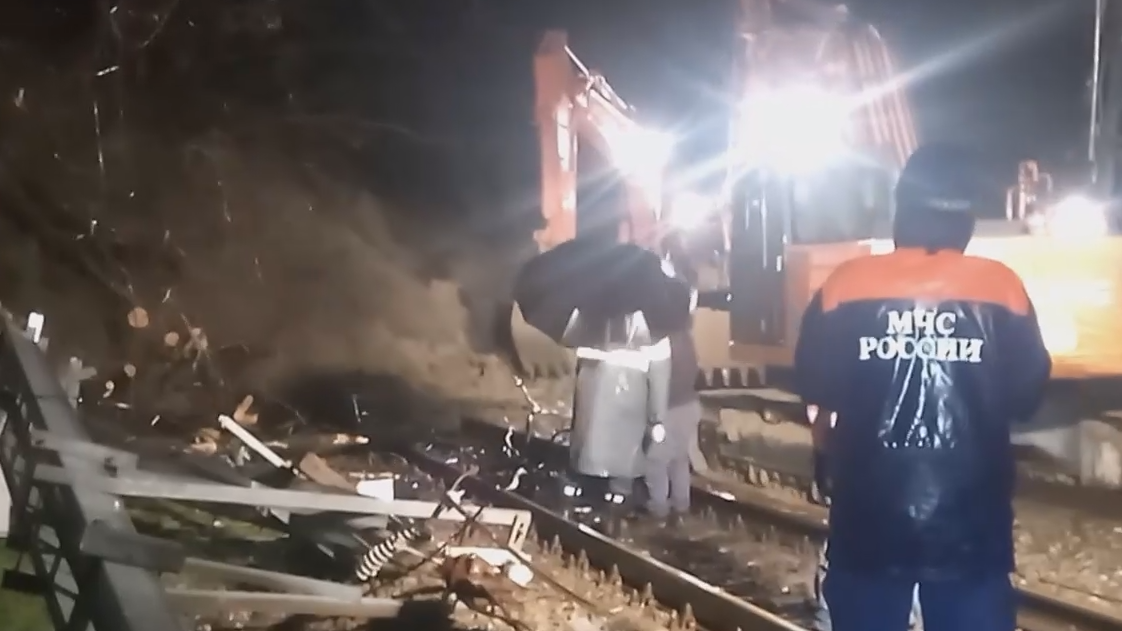 Ночная расчистка железнодорожных путей в Сочи после схода селя. Видео