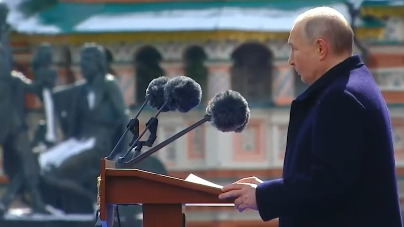 Путин выступил с речью на параде Победы. Видео