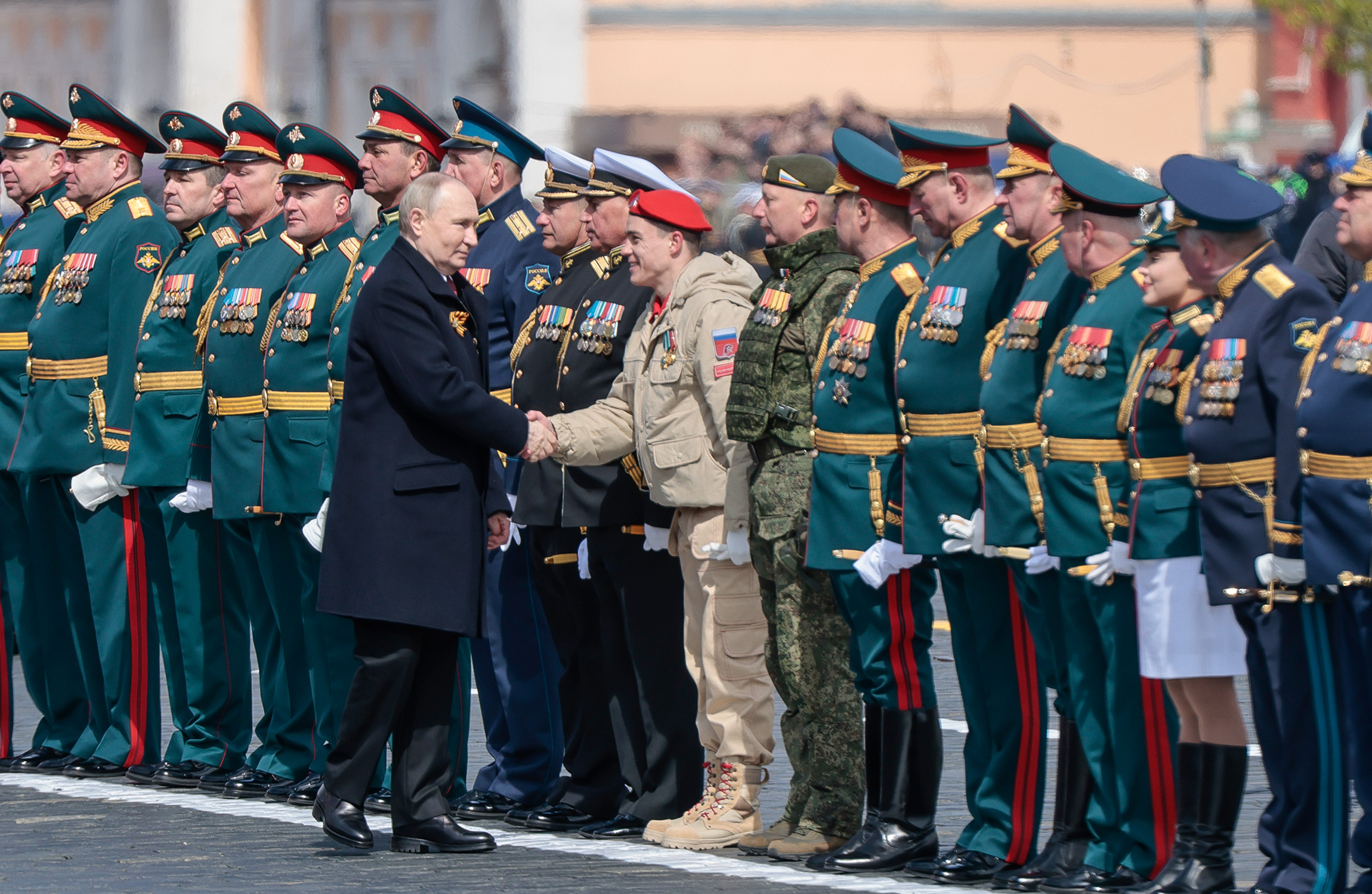 Президент Владимир Путин пообщался с военными.