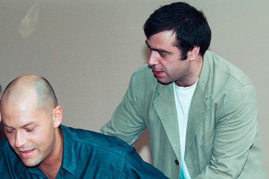 Федор Бондарчук и Роман Качанов (слева направо) на пресс-конференции, посвященной началу съемок фильма &laquo;Даун Хаус&raquo;, 2000 год