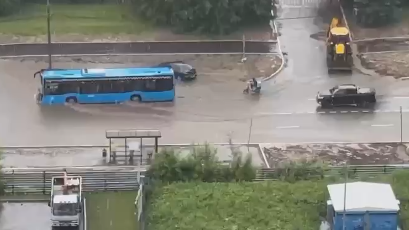 Река в метро, автобус в озере: как в Москве затопило улицы и квартиры