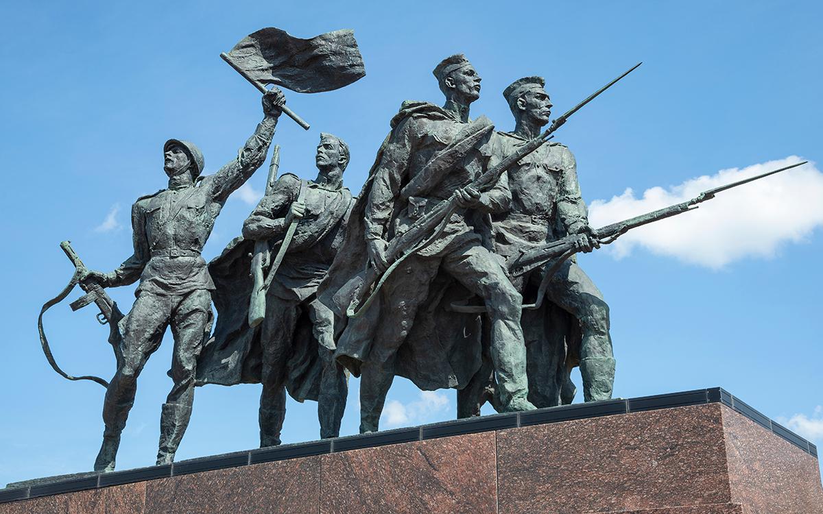 Монумент героическим защитникам Ленинграда