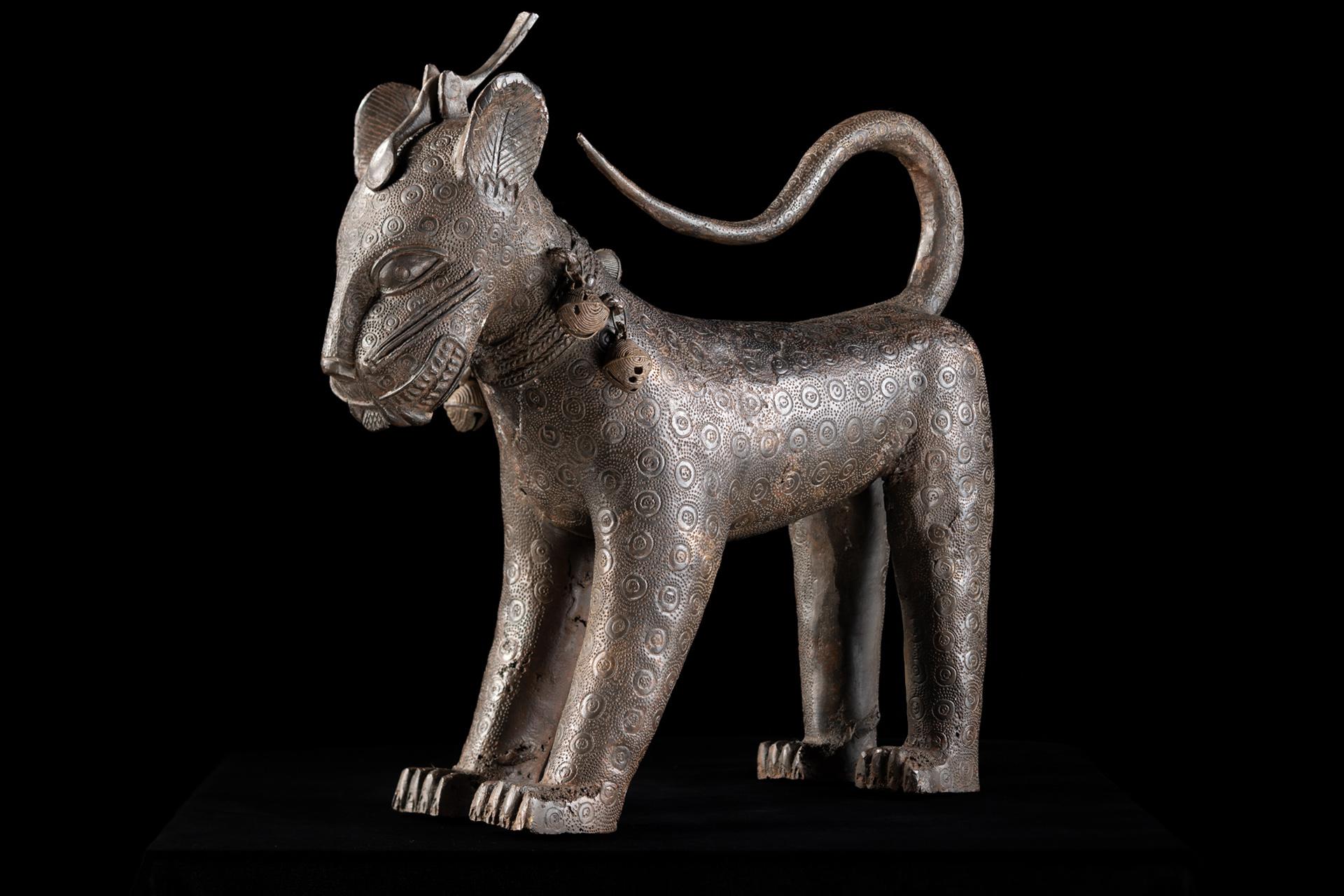 Ритуальный сосуд в виде леопарда Бронза. Эдо (бини), Великий Бенин, XVI-XIX вв. Нигерия