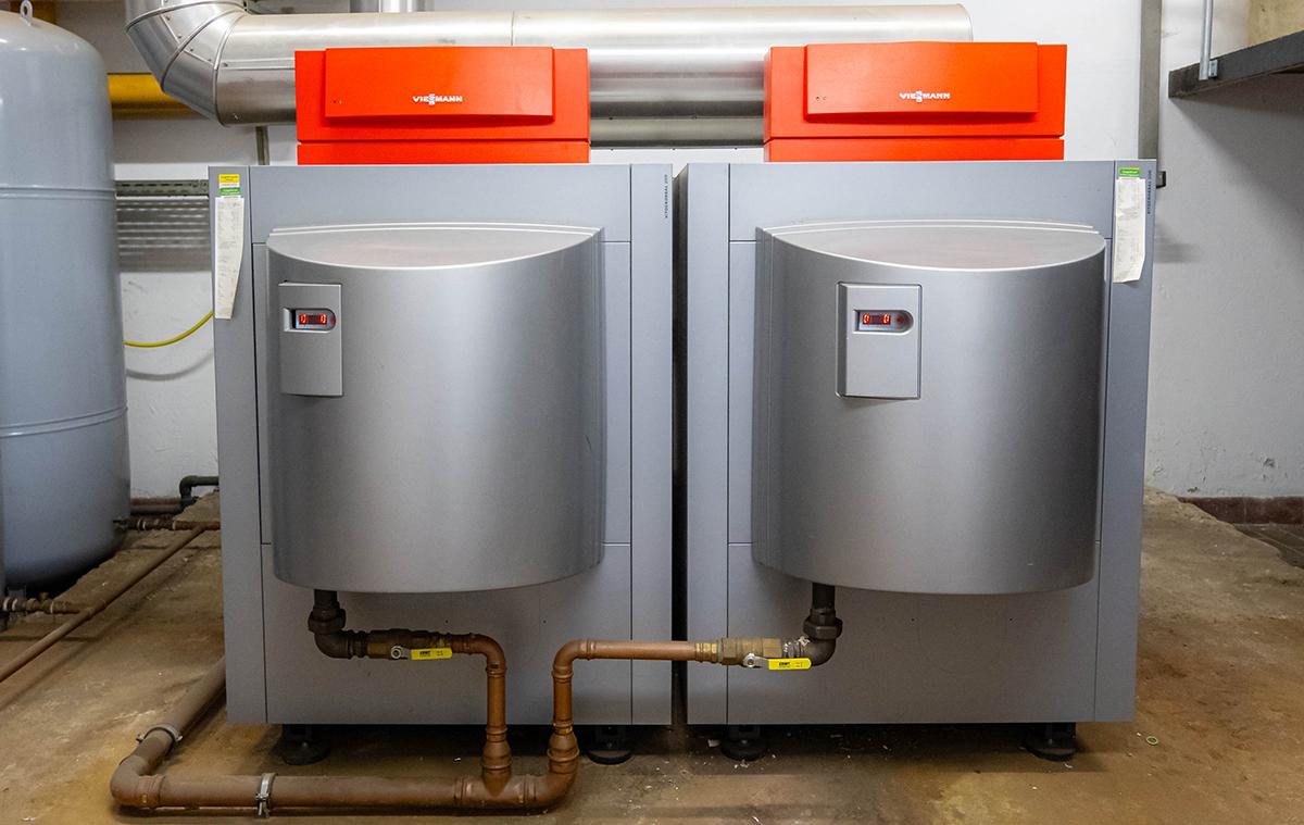 Это большеразмерное отопительное устройство, которое устанавливается непосредственно на пол