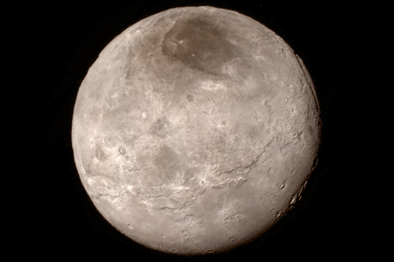 Подробная информация получена о крупнейшем спутнике Плутона&nbsp;&mdash;&nbsp;Хароне. Данное изображение получено 13 июля 2015 года с расстояния 466&nbsp;тыс.&nbsp;км. Ученые удивлены явным отсутствием кратеров на Хароне. На южной стороне экватора спутника, в нижней части этого изображения, местность освещена косыми лучами Солнца, создавая тени, которые помогают лучше отличить рельеф. Здесь относительно мало кратеров, что указывает на относительно молодую поверхность, которая была изменена из-за геологической активности
