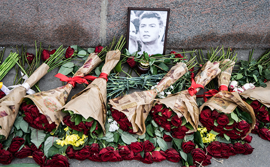 Цветы на месте гибели политика Бориса Немцова. Архивное фото