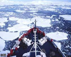 ВВС РФ спасли экипаж зажатого во льдах судна