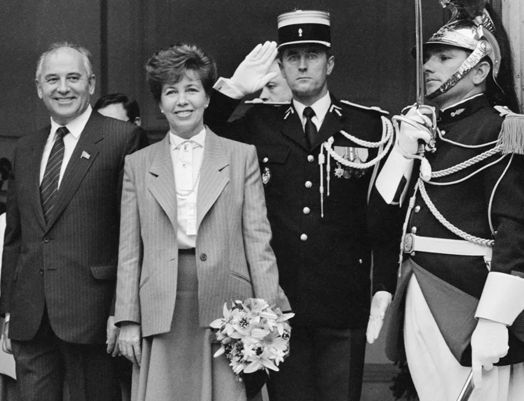 <p>Генеральный секретарь ЦК КПСС Михаил&nbsp;Горбачев и его жена Раиса Максимовна у Елисейского дворца в Париже, 1985 год&nbsp;&nbsp;</p>