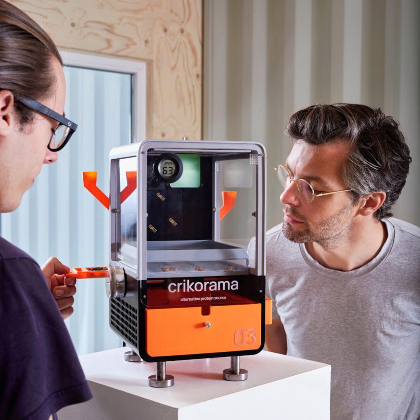 Настольное устройство для выращивания сверчков Crikorama.