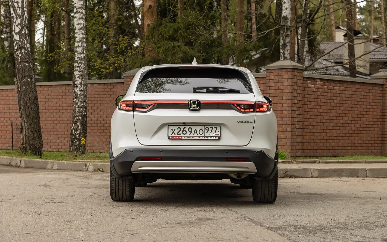 Фонари Honda Vezel эстетично соединяет тонкая диодная лента 