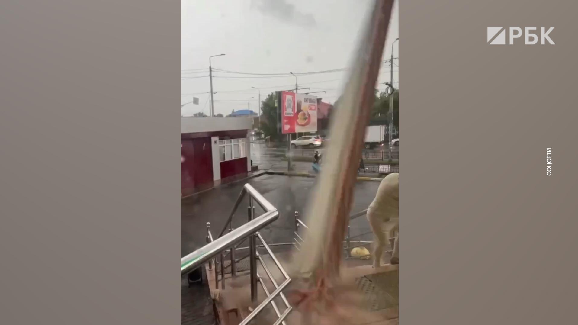 В Омске балкон рухнул на женщину во время урагана