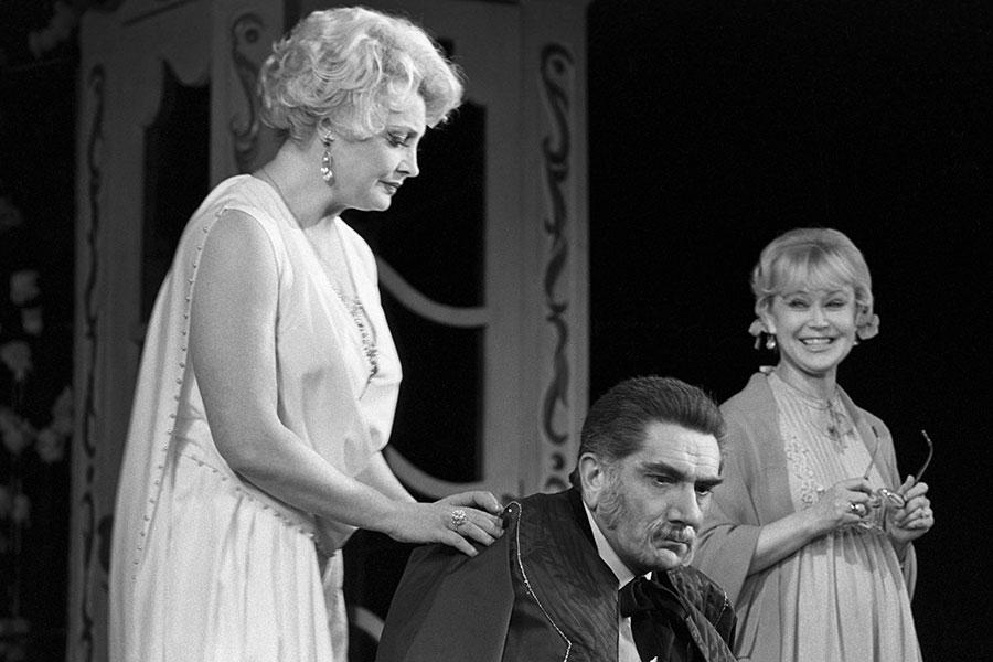 Татьяна Доронина, Армен Джигарханян, Светлана Немоляева в спектакле &laquo;Кошка на раскаленной крыше&raquo; в постановке Андрея Гончарова, 1982 год